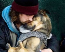 Reichtum in ihren Herzen: die Obdachlosen, die alles den Hunden gegeben haben