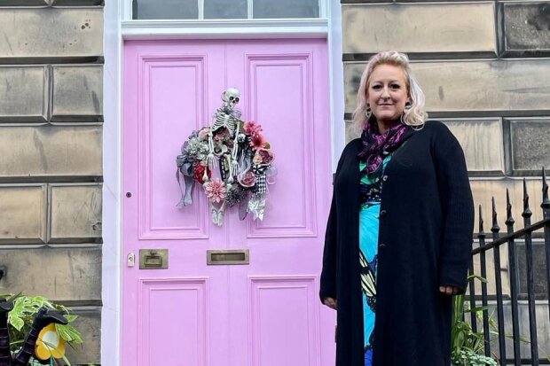 "Ich bin sprachlos, nachdem die Stadt mich gezwungen hat, meine rosa Tür zu streichen und die schöne Aussicht auf mein Haus zu ruinieren"