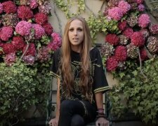 Allegra Versace. Quelle: Screenshot YouTube
