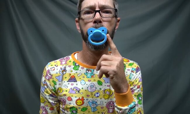 Erwachsene greifen zum Schnuller. Quelle: Youtube Screenshot