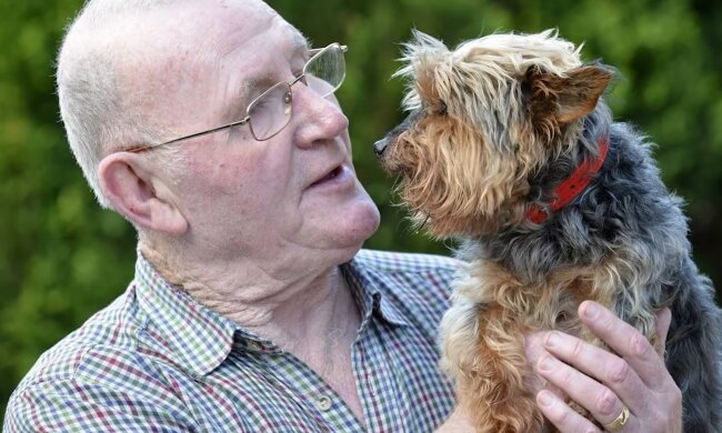 Älterer Mann und Hund. Quelle: Screenshot Youtube