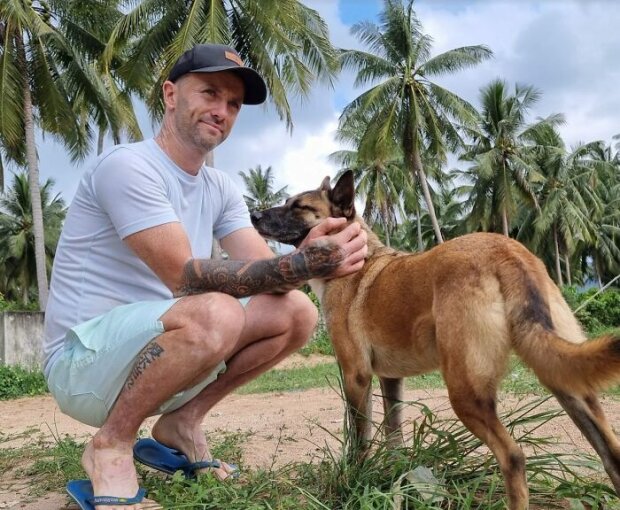 Mann findet wahres Glück bei der Rettung streunender Hunde in Thailand