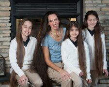 Wie eine Mutter und ihre Töchter aussehen, denen noch nie die Haare geschnitten wurden