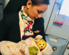 Der jungen Mutter ging die Mischung für das Baby aus, aber die Stewardess kam zur Rettung