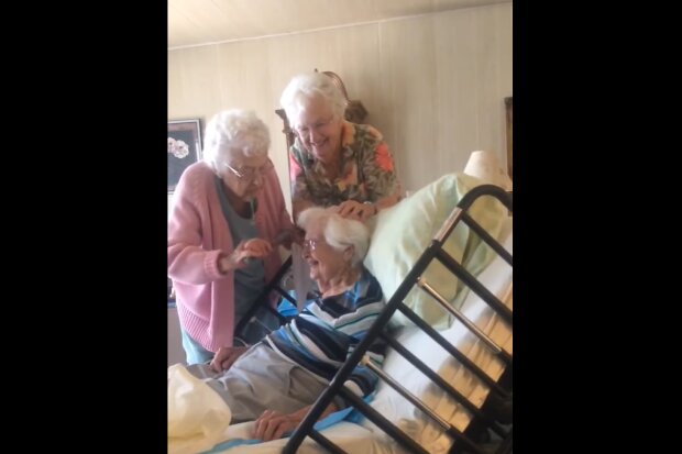 90-jährige Omas helfen ihrer 97-jährigen Schwester. Quelle: Screenshot Youtube