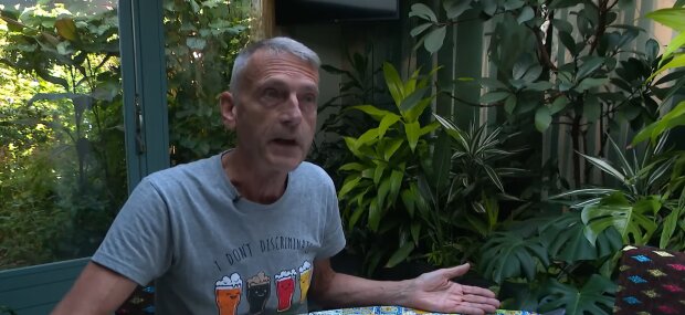 „Ich schaue mich um und denke: Mein Land verlernt Würde“. Quelle: Youtube Screenshot