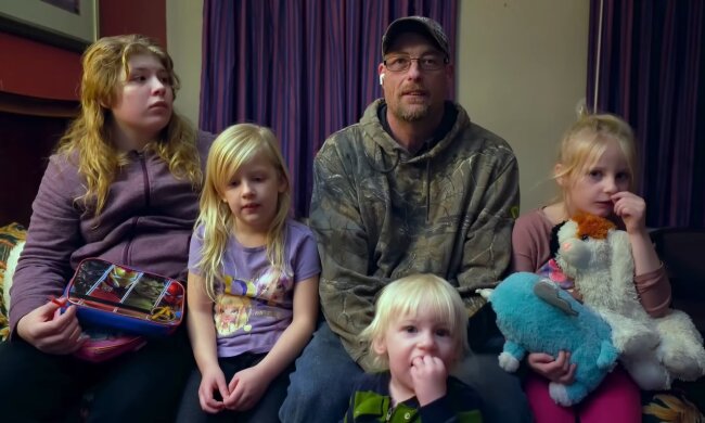 Ein Vater und seine vier Töchter. Quelle: Youtube Screenshot