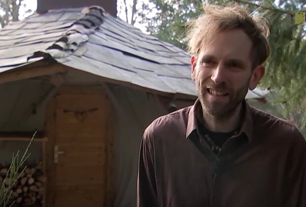 Ein Golflehrer, der seinen Job gekündigt hat, um in den Wäldern zu überleben, zeigte eine gemütliche Waldbehausung