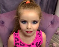 Siebenjähriges Mädchen trägt Make-Up. Quelle: Screenshot Youtube