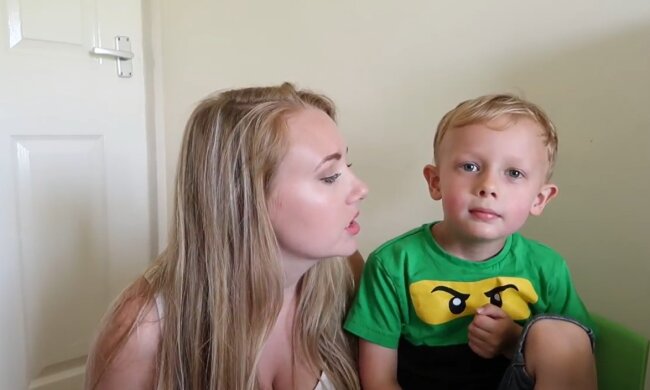 Mutter und Sohn. Quelle: Youtube Screenshot