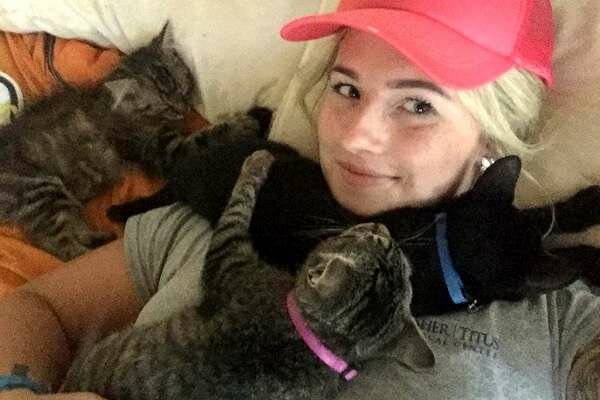 Sie bereut nichts: wie eine junge Frau ihr ganzes Geld ausgegeben hat, um Kätzchen zu retten