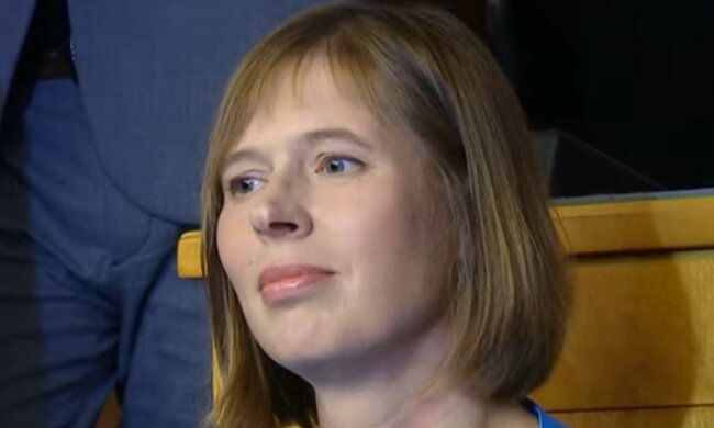 Politikerin zieht Bequemlichkeit dem Chic vor. Quelle: Screenshot YouTube