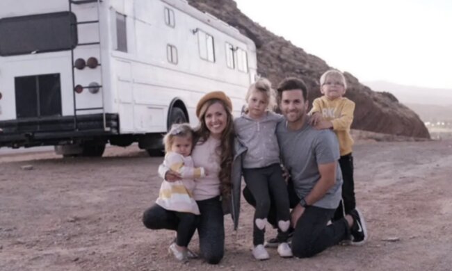 Eine Familie vor einem Minibus, der ihr als Zuhause dient. Quelle: Screenshot YouTube