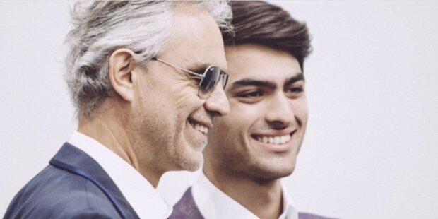 Andrea Bocelli mit seinem Sohn: ein einzigartiges Duett. Der Sohn erbte nicht nur eine schöne Stimme