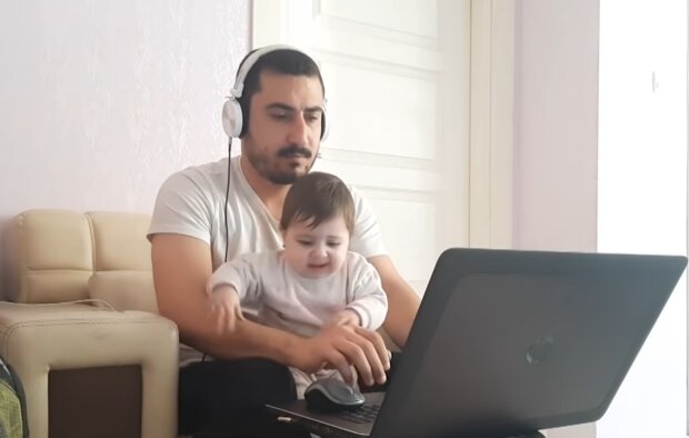 Berufstätige Väter mit Kindern sind heutzutage selten. Quelle: Screenshot YouTube