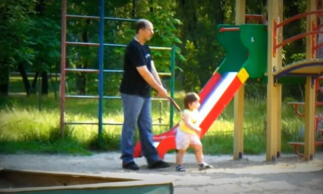 Die Kontroverse um das Anleinen von Kindern. Quelle: Youtube Screenshot