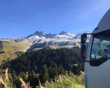 Das Ehepaar gab etwa 25.000 Euro aus, um einen LKW in ein gemütliches Wohnmobil umzubauen