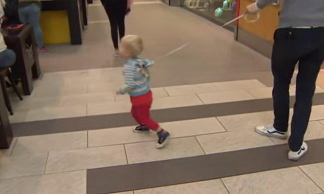 Kontroverse am Flughafen: Mutter führt ihr Kind an der Leine