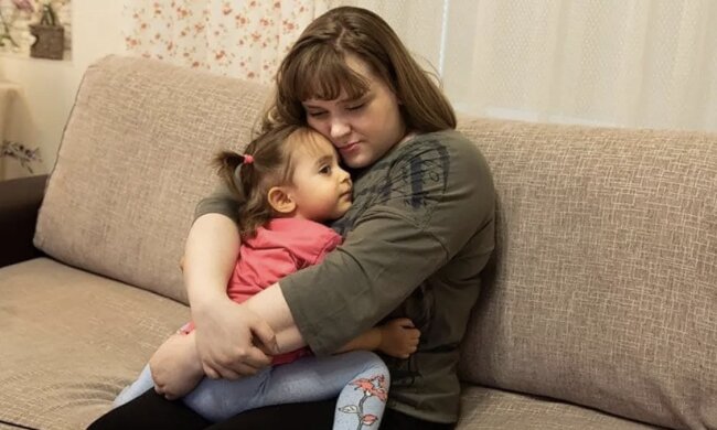 Mutter Victoria knuddelt ihre Tochter Milana. Quelle: www. goodhouse.сom