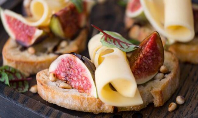 Bruschetta mit Feigen, Apfel und Käse: ein erlesenes Vorspeisenrezept