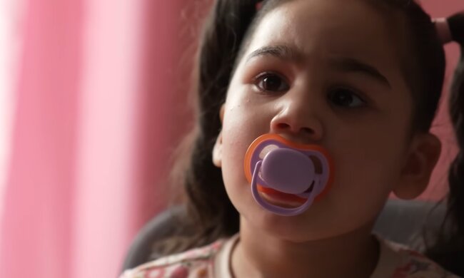 Vier Jahre – und noch immer Schnuller? Quelle: Youtube Screenshot