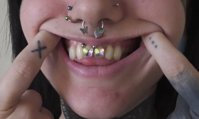 Glitzerndes Lächeln. Quelle: Youtube Screenshot