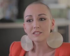 „Ich glänze mit meiner Glatze – wortwörtlich“. Quelle: Youtube Screenshot