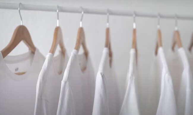 Weiße T-Shirts. Quelle: Screenshot YouTube