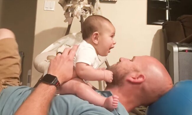 Papa und Sohn. Quelle: Youtube Screenshot