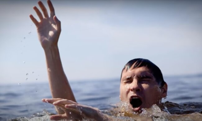 Mann im Wasser. Quelle: Screenshot YouTube