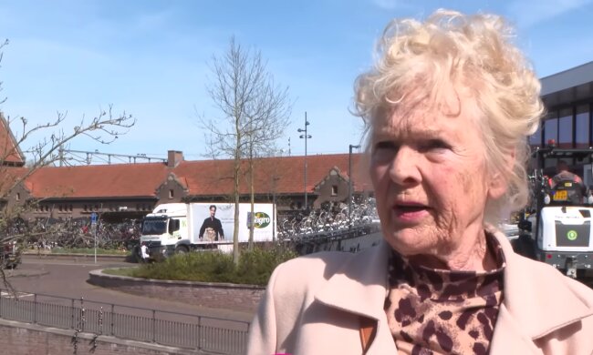 69-jährige Sabine kämpft mit Minijob gegen Geldsorgen. Quelle: Youtube Screenshot