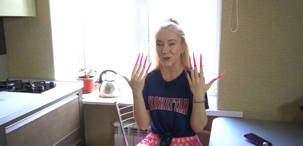 Eine Frau mit langen Fingernägeln. Quelle: Youtube Screenshot