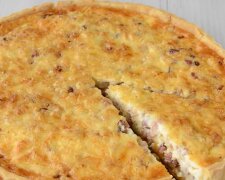 Hausgemachter Kuchen mit grünen Zwiebeln, Käse und Schinken: Rezept für einen leckeren Snack