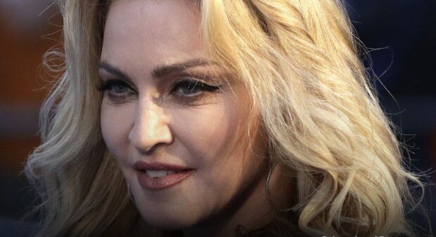 Madonna mit 27- Jährigem Freund bietet in einer seltsamen Position