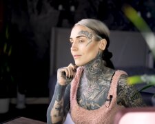 Frau mit Tattoos. Quelle: Youtube Screenshot