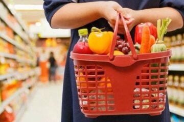 Die Kassiererin schimpfte die Oma im Laden, weil sie die Münzen nicht zählen konnte: das Leben bestrafte sie sofort