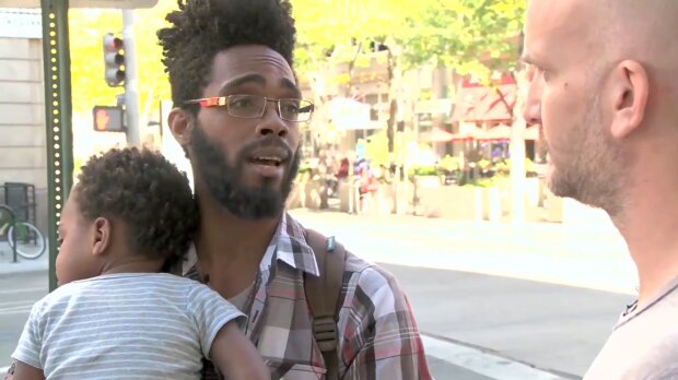 Obdachloser alleinstehender Vater. Quelle: Youtube Screenshot