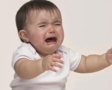 Eine Frau konnte das ständige Weinen des Kindes nicht ertragen. Quelle: Screenshot YouTube