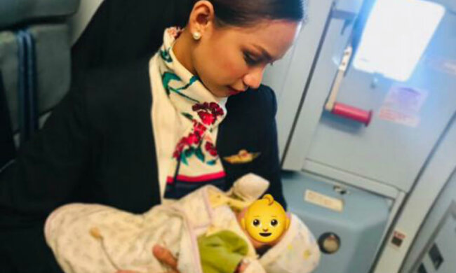 Der jungen Mutter ging die Mischung für das Baby aus, aber die Stewardess kam zur Rettung