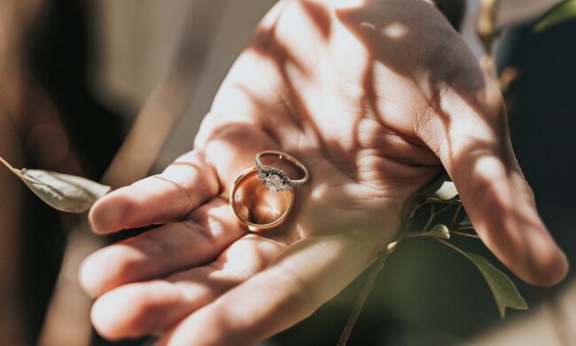 Sie hat es nicht vorausgesehen: Mann steckte seiner Freundin einen Ring auf den Finger, während sie schlief