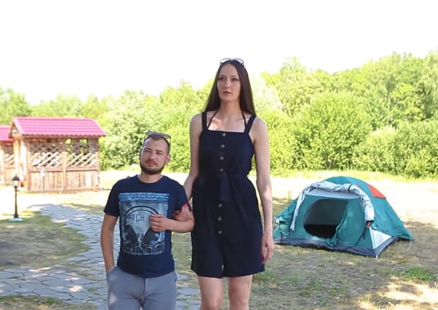 Keiner glaubte, dass eine 2 Meter große Frau heiraten würde. Quelle: Screenshot Youtube