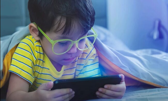 Das Kind erhielt eine ungewöhnliche Bestrafung. Quelle: Screenshot YouTube