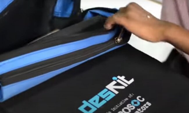 Eine Tasche, die sich in einen Schreibtisch verwandelt: eine praktische Erfindung für Schulkinder in Indien