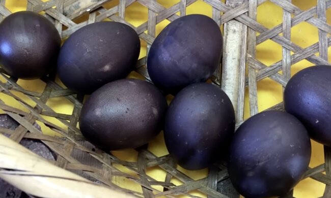 Schwarzen Eiern. Quelle: Screenshot YouTube