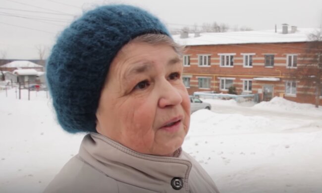 Eine Frau reinigt eine Bushaltestelle täglich kostenlos