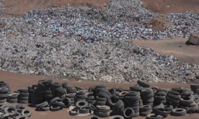 Müllhalde für Kleidung. Quelle: YouTube Screenshot