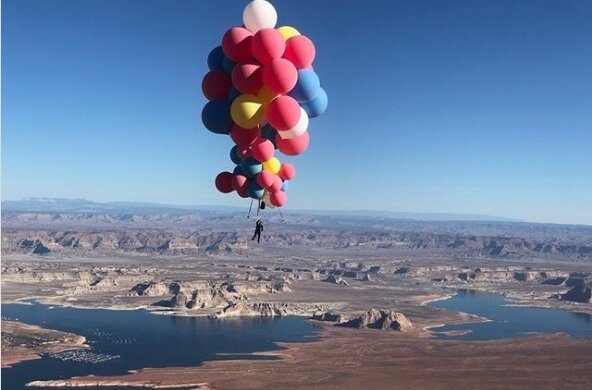 “The Mad Conjurer”: Der Illusionist David Blaine stieg mit Luftballons auf 7.300 Meter