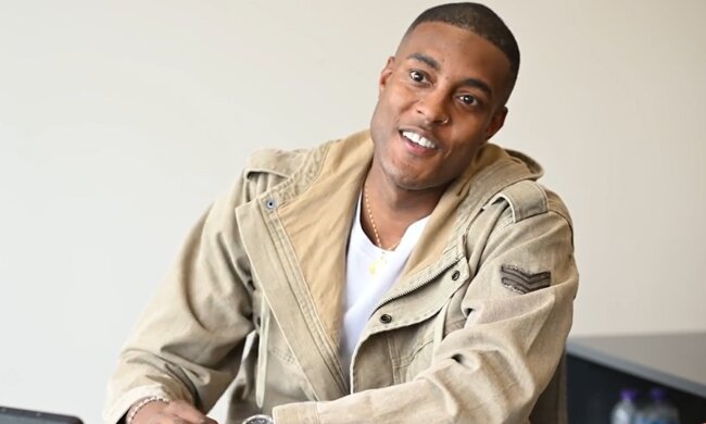 Der Mann gibt jedem gerne Ratschläge. Quelle: Screenshot YouTube