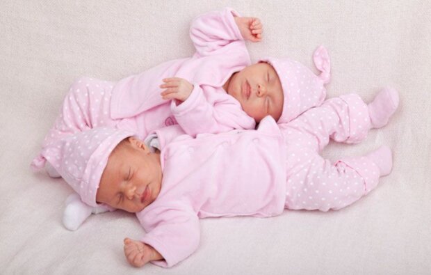Die Zwillingsbabys mussten getrennt werden: ihr erstes Treffen nach der Trennung wird die Mutter nie vergessen