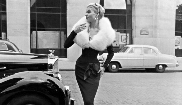 Klassische Dior-Eleganz: exquisite Modelle der 1940er bis 1960er Jahre auf den Straßen von Paris